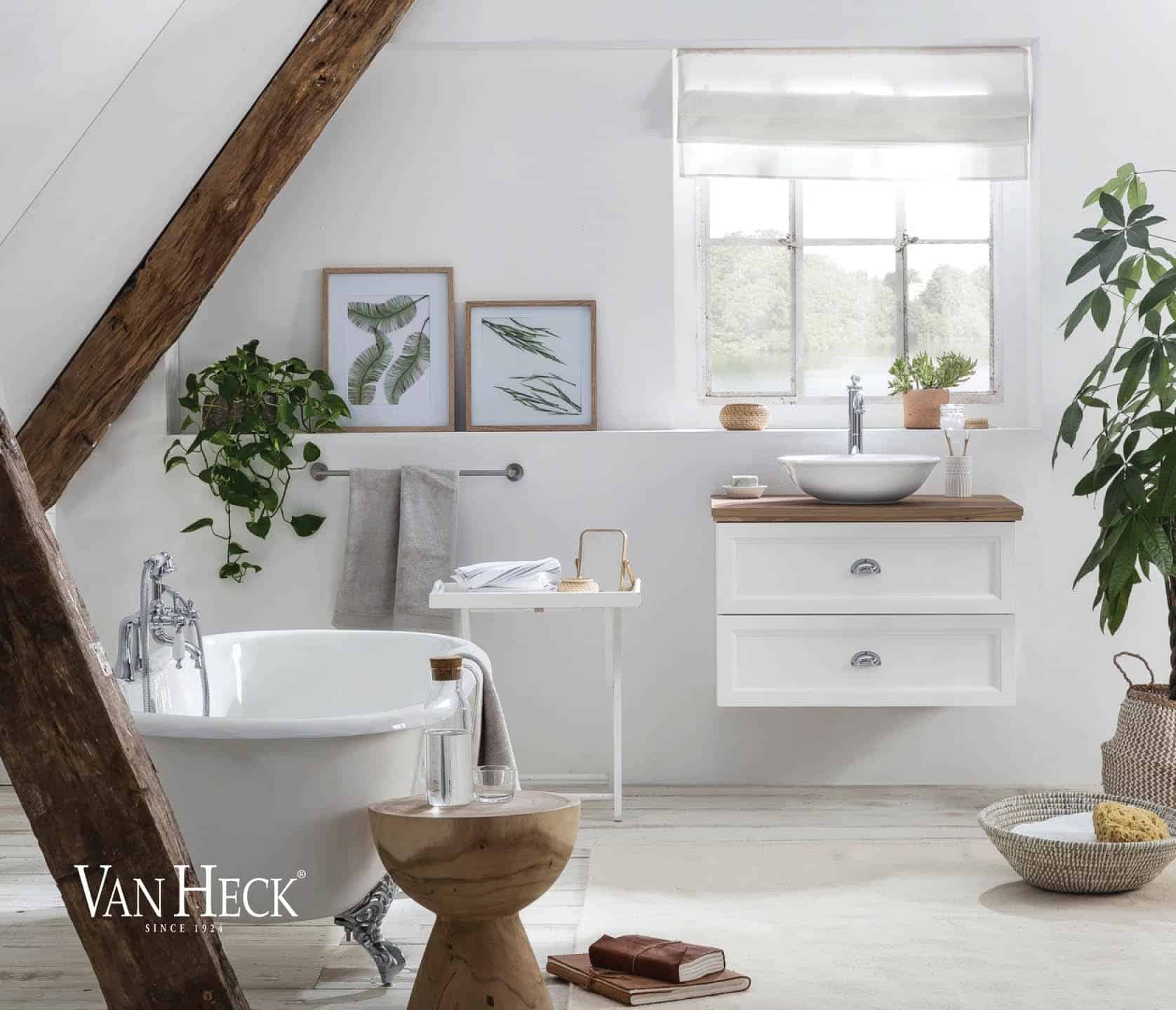 Gemütliches Landhausstil-Badezimmer mit einer freistehenden Badewanne im landestypischen Stil, einem weißen hängenden Landhaus-Badmöbel mit Waschtischarmatur und Waschbecken.