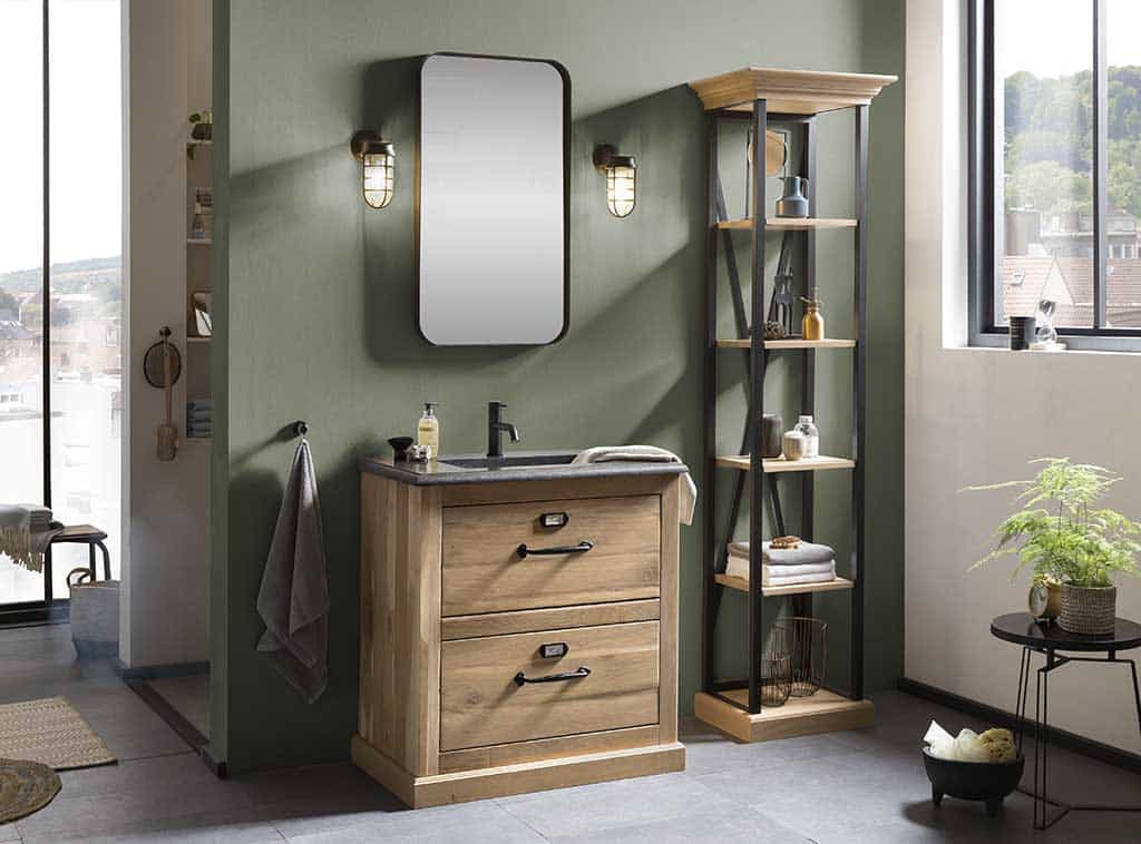 Eichenbadmöbel mit Granitwaschtischplatte, schwarzer Waschtischarmatur und schwarzen Spiegel in einem modernen Landhausstil-Badezimmer