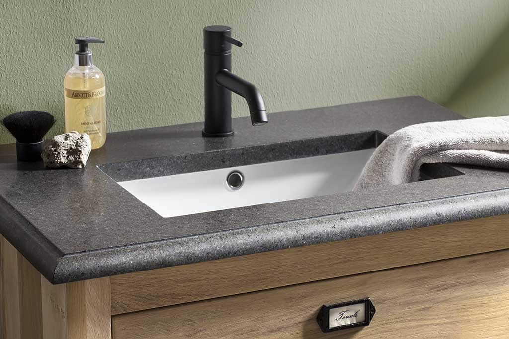Ein freistehender Waschtisch mit Granitplatte. Das hochwertige Landhausstil-Design kombiniert mit der robusten Granitplatte verleiht Ihrem Badezimmer eine zeitlose Eleganz.