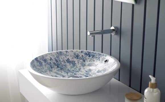Detailansicht eines kunstvoll dekorierten Waschbeckens, das durch sein einzigartiges Muster und Design besticht.