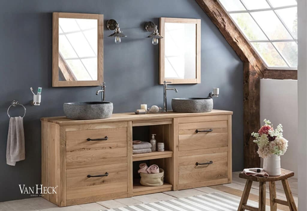 200cm Eiche Badmöbel mit einer stabilen Granit-Waschbeckenoberfläche, passend dazu eine Eiche Waschtischplatte und flankiert von zwei harmonisch abgestimmten Spiegeln.