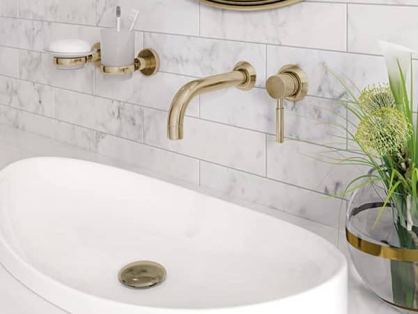 Ein eleganter goldener Waschtischarmatur, ideal für luxuriöse Badezimmerdesigns.