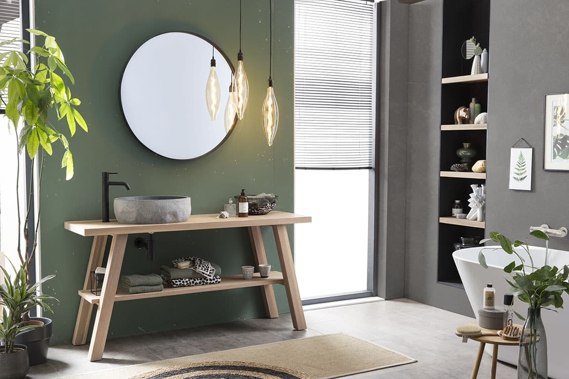 Waschtisch stehend aus massivem Eichenholz mit passendem Spiegel und schwarzen Armaturen, ideal für ein modernes und elegantes Badezimmerdesign