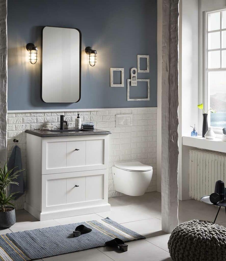 Freistehender Waschtisch in weißer Lackierung, ausgestattet mit einer Granit-Waschtischplatte und einem passenden Spiegel, ideal für ein luxuriöses und modernes Badezimmer