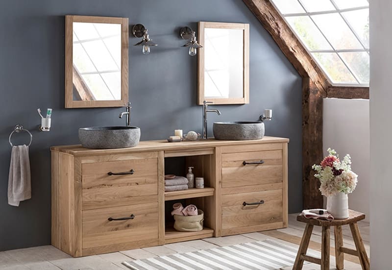 210 cm langer Waschtisch aus Holz Eiche, ergänzt durch ein Granit Waschbecken, flankiert von zwei Eichenspiegeln und ausgestattet mit vier praktischen Schubladelementen.