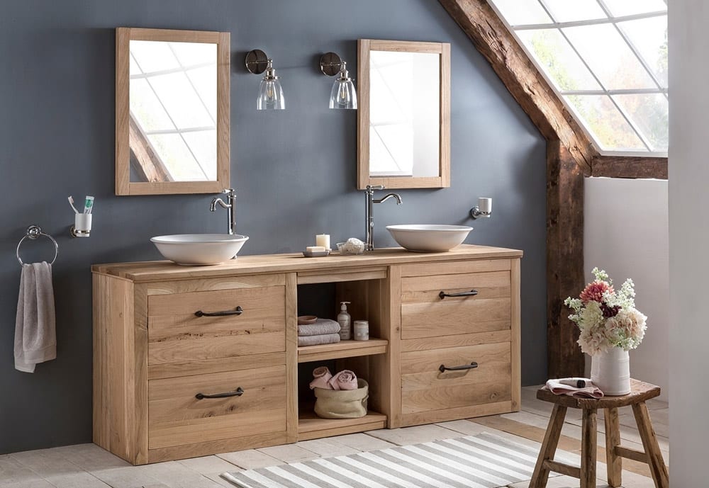 Badmöbel echtholz 210 cm in massiver Eiche mit zwei Ablagen, Doppelwaschbecken und passendem Eichenspiegel.