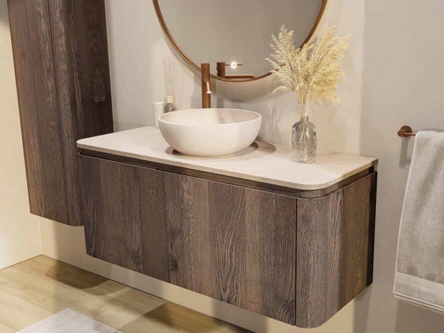 Softcube Badezimmerschrank aus massiver dunkler Eiche mit Waschbecken aus Kalkstein und Waschbecken 120 cm.