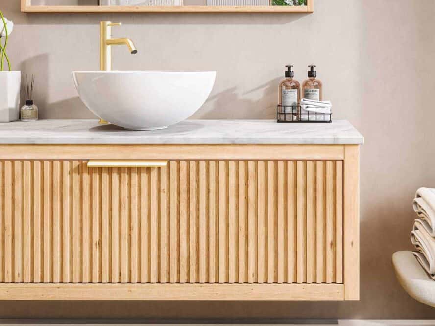 Hängendes Badmöbel 120 cm mit Rillenfront, Waschtischplatte aus Marmor und Keramik-Waschbecken im modernen Bad