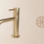 Das Set enthält die Waschtischarmatur mit Ablaufstopfen. Die Rubino Waschtischarmatur in gebürstetem Gold ist eine hochwertige Armatur aus massivem Messing, erhältlich in Chrom, gebürstetem Gold, mattem Schwarz und gebürsteter Bronze - inklusive 12 Jahren