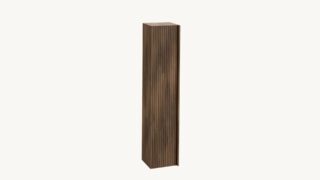La Riviera Badezimmerschrank Badschrank aus massiver Eiche (Eiche dunkel). Viel Stauraum, handgefertigt und vormontiert geliefert. Van Heck Badezimmer.