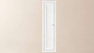 Kompakter Badezimmerschrank mit zwei Einlegeböden und einer Front im Landhausstil in All White 120 cm.