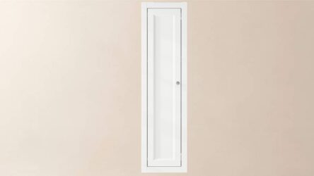 Kompakter Badezimmerschrank mit zwei Einlegeböden und einer Front im Landhausstil in All White 120 cm.