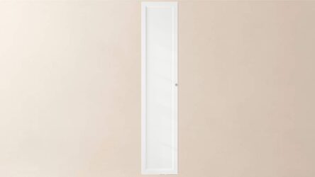 Mittlerer Badezimmerschrank mit drei Einlegeböden in All White mit einer Landhausfront 170 cm.