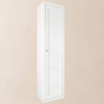 Geräumiger Badezimmerschrank mit drei Einlegeböden in All White, ausgestattet mit einer Landhausfront 180 cm.