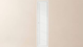 Geräumiger Badezimmerschrank mit drei Einlegeböden in All White, ausgestattet mit einer Landhausfront 180 cm.