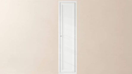 Geräumiger Badezimmerschrank mit drei Einlegeböden in All White, ausgestattet mit einer Landhausfront 180 cm.