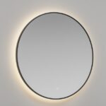 Dieser Spiegel verfügt über eine LED-Fassung im Spiegelrahmen, einen Dimmer, mit dem Sie die Wärme des Lichts steuern können, und eine Anti-Beschlag-Heizung