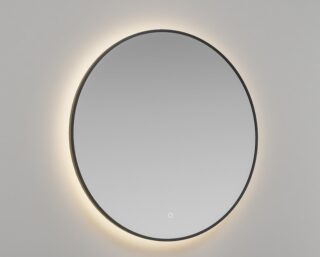 Dieser Spiegel verfügt über eine LED-Fassung im Spiegelrahmen, einen Dimmer, mit dem Sie die Wärme des Lichts steuern können, und eine Anti-Beschlag-Heizung