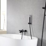 Stilvolle thermostatische Bad-/Duscharmatur in Mattschwarz  Geliefert als Komplettset mit Handbrause, Brauseschlauch und Wandhalter. Erhältlich in 6 Farben.