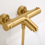 Luxuriöse thermostatische Bad-/Duscharmatur in gebürstetem Gold mit langlebiger PVD-Beschichtung. Geliefert als Komplettset mit Handbrause, Brauseschlauch und Wandhalter. Erhältlich in 6 Farben.