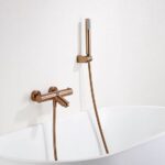 Thermostatische Bad-/Duscharmatur in gebürstetem Kupfer mit langlebiger PVD-Beschichtung. Geliefert als Komplettset mit Handbrause, Brauseschlauch und Wandhalter. Erhältlich in 6 Farben.