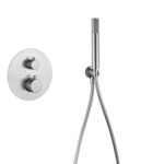 Modernes thermostatisches Unterputz-Duschsystem in gebürstetem Nickel, Kopfbrause Ø25 cm und separatem Handbrausenset. Wandanschluss. Erhältlich in 6 Farben und mit 5 Jahren Garantie.