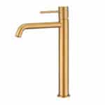 Moderne erhöhte Waschtischarmatur in Gebürstetes Gold, ideal für Badmöbel mit Aufsatzwaschbecken, als Komplettset inklusive passendem Click-Clack-Verschluss mit langlebiger PVD-Beschichtung. Der Click-Clack-Verschluss lässt sich durch Drücken einfach öffn