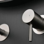 Moderne Waschtischarmatur Wandmontage in Gebürstetes Nickel, für die Montage über Waschtisch oder Aufsatzwaschbecken, als Komplettset inklusive passendem Click-Clack-Verschluss  Der Click-Clack-Verschluss lässt sich durch Drücken einfach öffnen und schlie