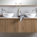 Bayport Waschtischunterschrank in Eiche 160 cm aus massiver Natureiche mit Solid Surface und zwei Waschbecken