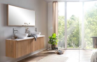 Bayport Waschtischunterschrank in Eiche 160 cm aus massiver Natureiche mit Solid Surface und zwei Waschbecken