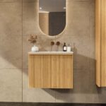 Natureiche Badezimmermöbel 70 cm mit glatter Front, Innenschublade und Solid-Surface-Waschtisch