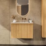 Natureiche Badezimmermöbel 80 cm mit glatter Front, Innenschublade und Solid-Surface-Waschtisch