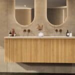 Natureiche Badezimmermöbel 160 cm mit glatter Front, Innenschublade und doppeltem Solid-Surface-Waschtisch