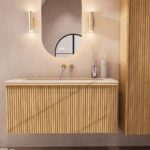 Natureiche Badmöbel 120 cm mit glatter Front, Innenschublade und beigem Kalkstein-Einzelwaschtisch