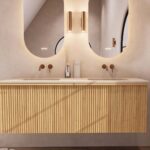 Natureiche Badezimmermöbel 160 cm mit glatter Front, Innenschublade und beigem Kalkstein-Doppelwaschtisch