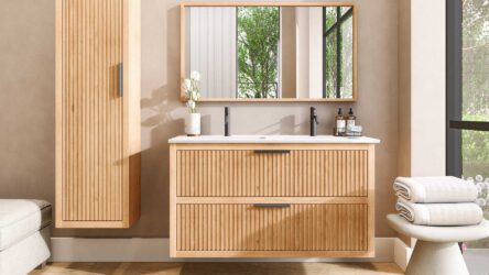 Wandhängendes Natureiche-Badmöbel 120 cm mit Riffelfront und keramischem Doppelwaschtisch