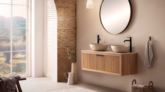 Wandhängendes Eichen-Badezimmermöbel 120 cm mit Riffelfront und Aufsatzwaschbecken