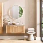 Wandhängendes Badezimmermöbel 100 cm aus Natureiche mit eine Schublade und beige Kalksteinwaschtisch