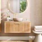 Wandhängendes Badezimmermöbel 100 cm aus Natureiche mit eine Schublade und beige Kalksteinwaschtisch