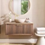 Wandhängendes Badezimmermöbel 100 cm aus dunkler Eiche mit eine Schublade und beige Kalksteinwaschtisch