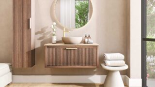 Wandhängendes Badezimmermöbel 100 cm aus dunkler Eiche mit eine Schublade und beige Kalksteinwaschtisch