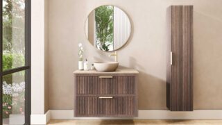 Wandhängendes Badezimmermöbel 100 cm aus dunkler Eiche mit zwei Schubladen und beige Kalksteinwaschtisch
