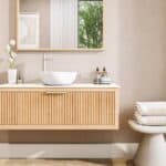Wandhängendes Badezimmermöbel 120 cm aus Natureiche mit eine Schublade und weißes Solid-Surface-Aufsatzbecken (klassisch)