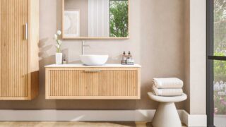 Wandhängendes Badezimmermöbel 120 cm aus Natureiche mit eine Schublade und weißes Solid-Surface-Aufsatzbecken (klassisch)