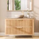 Wandhängendes Badezimmermöbel 120 cm aus Natureiche mit zwei Schubladen und beige Kalksteinwaschtisch (Top-Qualität)