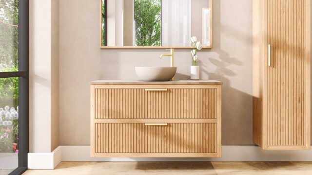 Wandhängendes Badezimmermöbel 120 cm aus Natureiche mit zwei Schubladen und beige Kalksteinwaschtisch (Top-Qualität)