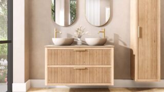 Wandhängendes Badezimmermöbel 120 cm aus Natureiche mit zwei Schubladen und beige Kalksteinwaschtisch (trendy)