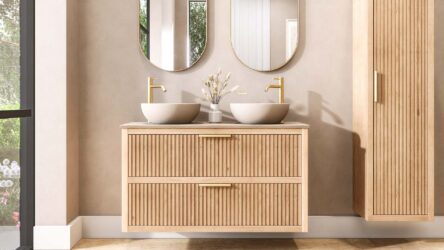 Wandhängendes Badezimmermöbel 120 cm aus Natureiche mit zwei Schubladen und beige Kalksteinwaschtisch (trendy)