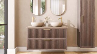 Wandhängendes Badezimmermöbel 120 cm aus dunkler Eiche mit zwei Schubladen und beige Kalksteinwaschtisch