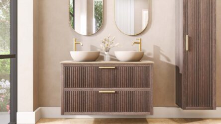 Wandhängendes Badezimmermöbel 120 cm aus dunkler Eiche mit zwei Schubladen und beige Kalksteinwaschtisch